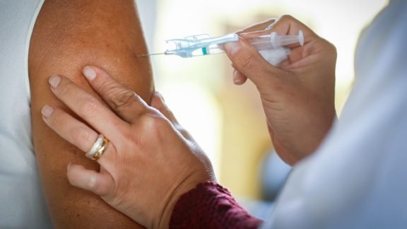Governo de SP reduz intervalo da dose de reforço contra Covid Governo de SP reduz intervalo da dose de reforço contra Covid