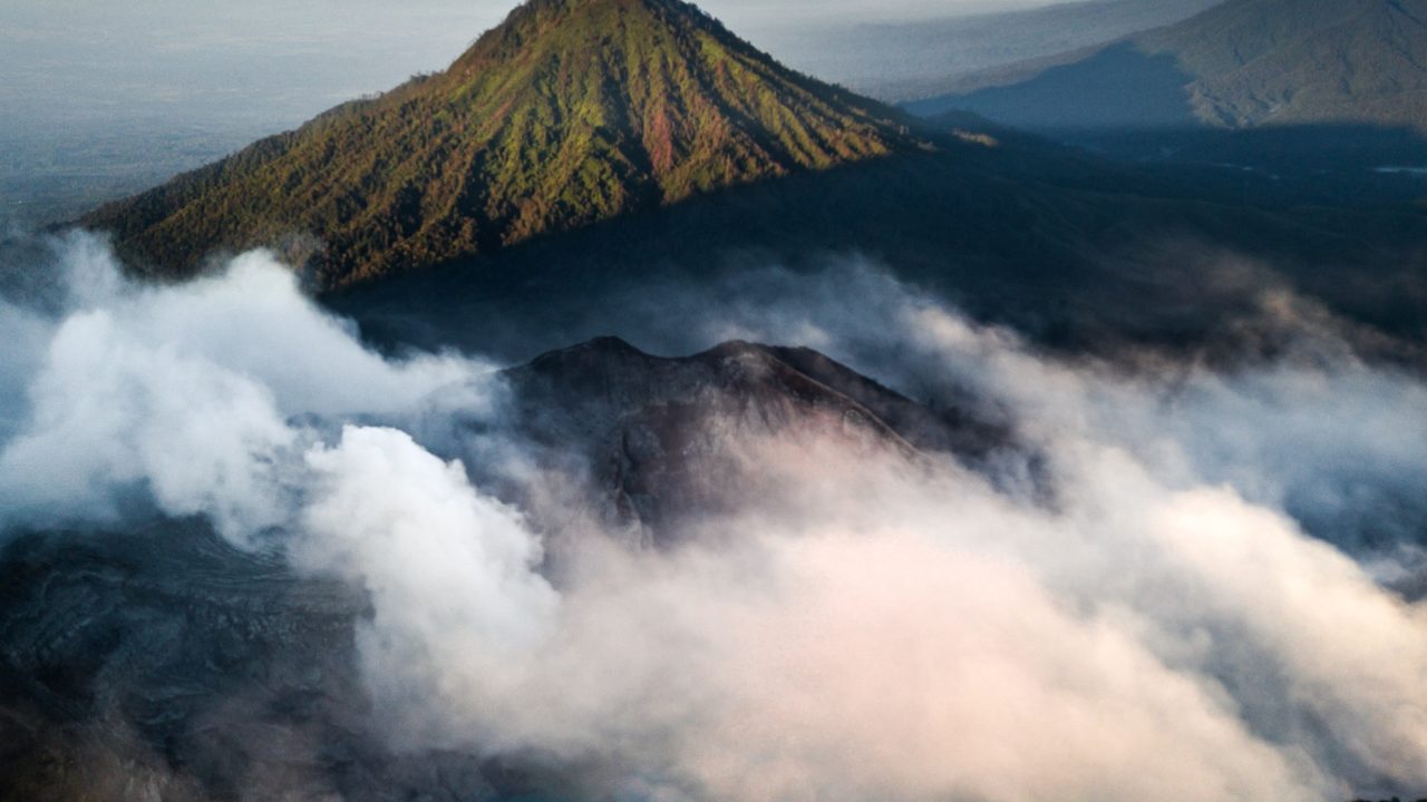 Erupção de vulcão deixa um morto e 41 feridos na Indonésia: veja o vídeo
