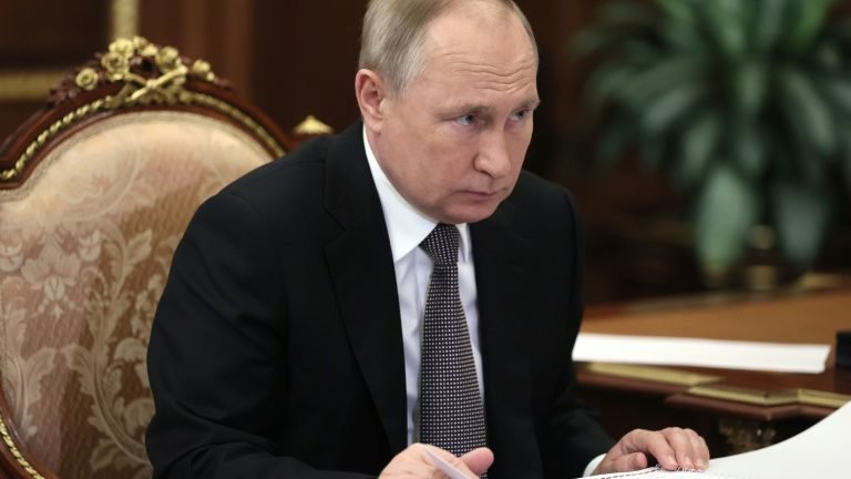 Rússia considera ‘destrutiva’ a ideia de sanções contra Putin Rússia considera ‘destrutiva’ a ideia de sanções contra Putin