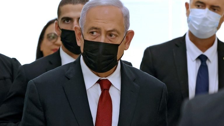 Acusado de corrupção em Israel, Netanyahu diz que deseja seguir na política Acusado de corrupção em Israel, Netanyahu diz que deseja seguir na política