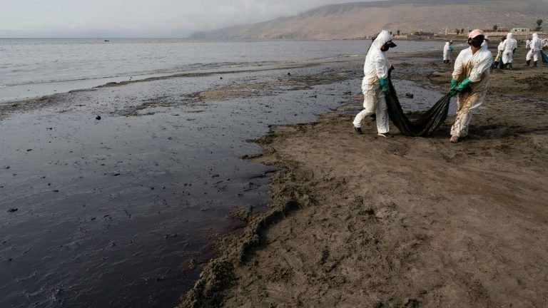 Peru irá recrutar voluntários para limpar praias após vazamento de petróleo Peru irá recrutar voluntários para limpar praias após vazamento de petróleo