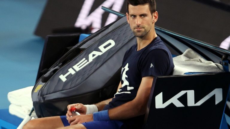 O tenista sérvio Novak Djokovic participa de sessão de treinamento para o Aberto da Austrália em Melbourne, em 14 de janeiro de 2022 - AFP