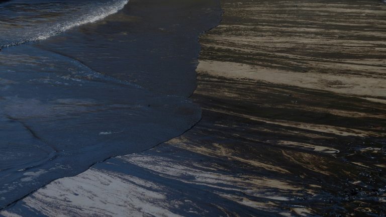 Mancha de petróleo em praia da província de Callao, no Perú, em 17 de janeiro de 2022, após o vazamento acidental de 6.000 barris - AFP
