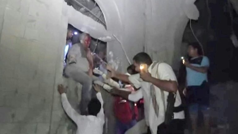 Pelo menos 70 mortos em bombardeio de prisão controlada por rebeldes iemenitas Pelo menos 70 mortos em bombardeio de prisão controlada por rebeldes iemenitas