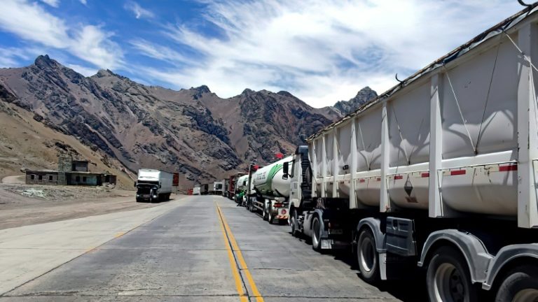 Quase dois mil caminhões bloqueados entre Argentina e Chile por testes de covid