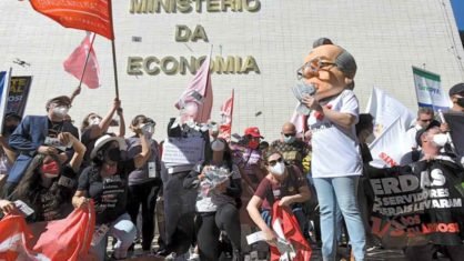 Funcionalismo abre ataques a Paulo Guedes por reajuste e conta pode ficar em R$ 100 bilhões Funcionalismo abre ataques a Paulo Guedes por reajuste e conta pode ficar em R$ 100 bilhões
