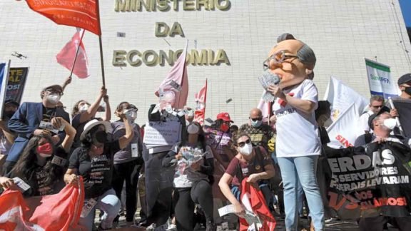 Funcionalismo abre ataques a Paulo Guedes por reajuste e conta pode ficar em R$ 100 bilhões Funcionalismo abre ataques a Paulo Guedes por reajuste e conta pode ficar em R$ 100 bilhões