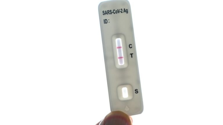 Espanha limita preço de testes de autodiagnóstico de covid devido a críticas Espanha limita preço de testes de autodiagnóstico de covid devido a críticas