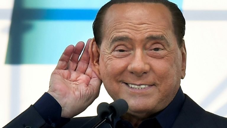 Berlusconi volta ao hospital para fazer exames de rotina Berlusconi volta ao hospital para fazer exames de rotina