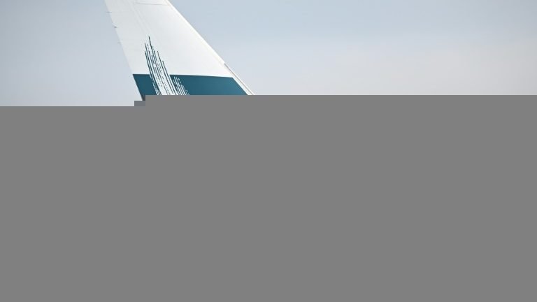 Assistentes de voo da Cathay Pacific são detidos por violar medidas anticovid Assistentes de voo da Cathay Pacific são detidos por violar medidas anticovid