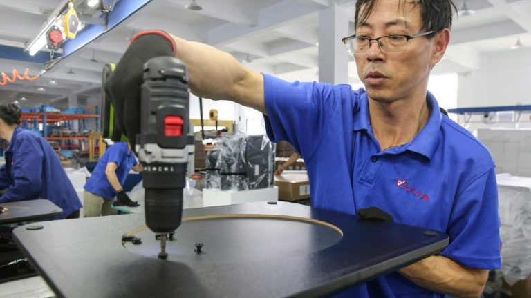 (Arquivo) Trabalhador chinês produz mesas para exportar aos Estados Unidos e outros países em uma fábrica em Nantong, na povíncia de Jiangsu, em 4 de setembro de 2019 - AFP