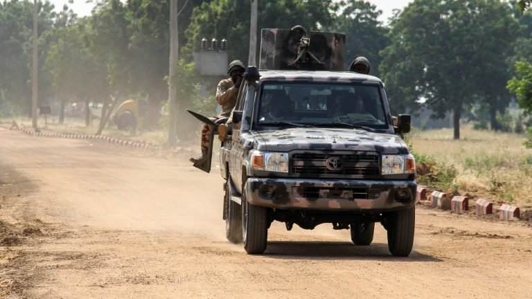 Extremistas sequestram 20 crianças e matam dois homens na Nigéria Extremistas sequestram 20 crianças e matam dois homens na Nigéria