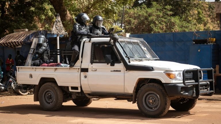 Governo de Burkina Faso nega golpe de Estado, após tiroteios em bases militares Governo de Burkina Faso nega golpe de Estado, após tiroteios em bases militares