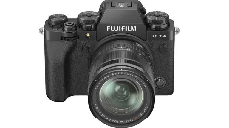 TRADIÇÃO A Fujifilm continua com investimentos em máquinas fotográficas. Na foto, um modelo XSeries digital que completa dez anos. Ao lado, uma Instax Mini que tem agradado o público jovem.