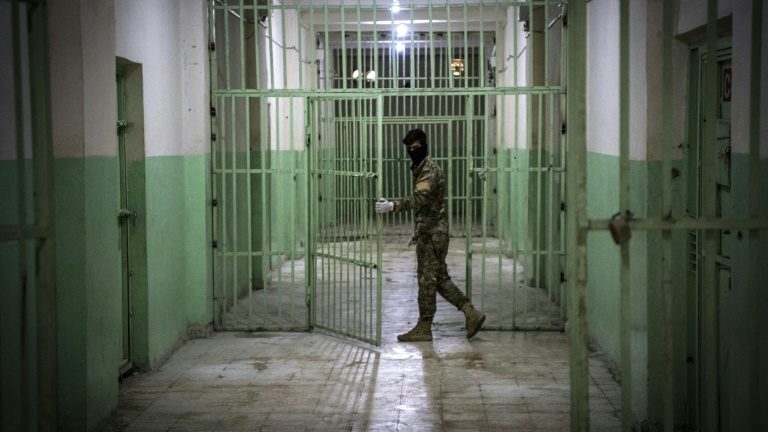 Membro das Forças Democráticas Sírias na prisão de Hassaké, Síria, em 26 de outubro de 2019 - AFP/Arquivos