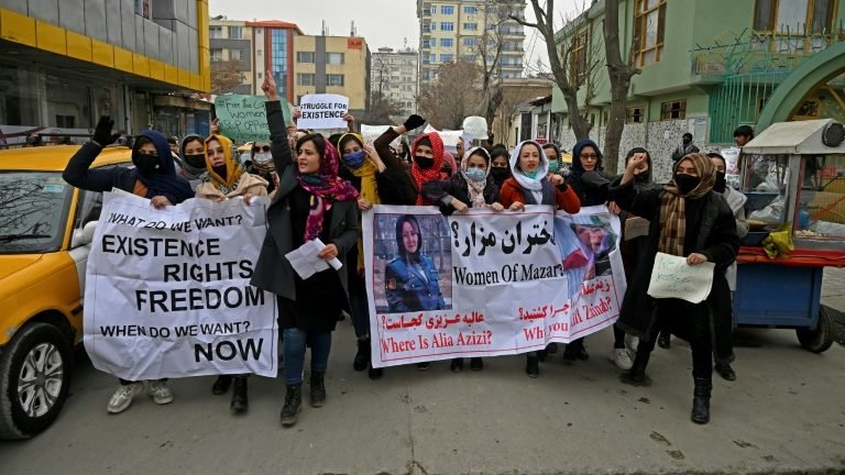 Talibãs usam gás pimenta contra mulheres em protesto em Cabul Talibãs usam gás pimenta contra mulheres em protesto em Cabul