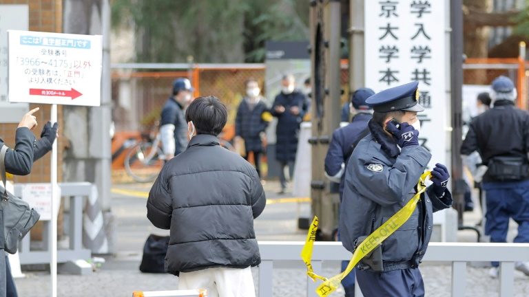 Ataque a faca na Universidade de Tóquio termina em três feridos