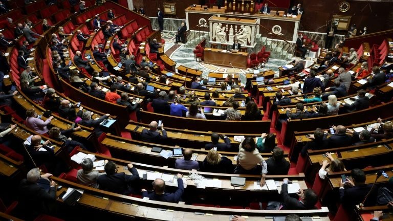 Parlamento francês aprova projeto de lei do passaporte de vacinação Parlamento francês aprova projeto de lei do passaporte de vacinação