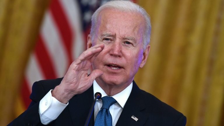 Biden é flagrado xingando jornalista Biden é flagrado xingando jornalista