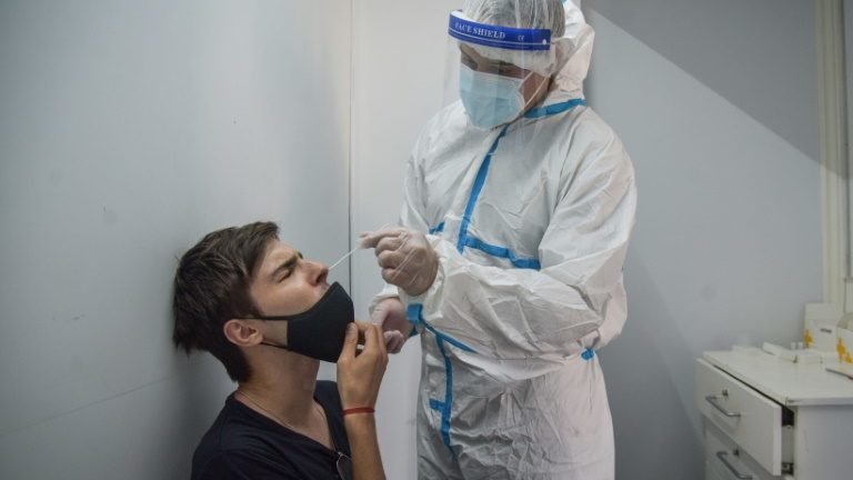 Covid-19 dispara na América Latina, com mais de 300.000 casos diários Covid-19 dispara na América Latina, com mais de 300.000 casos diários