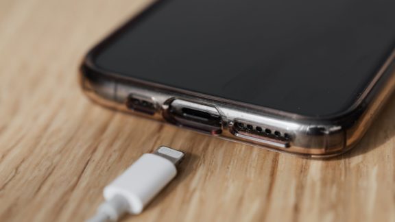 Apple e Samsung são multadas por venda de celulares sem carregador