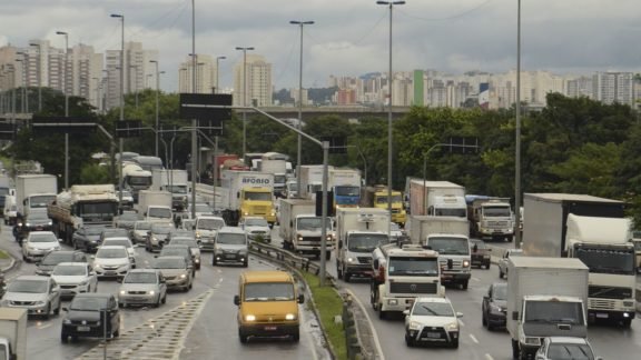 Rodízio de veículos em São Paulo volta a valer nesta segunda-feira Rodízio de veículos em São Paulo volta a valer nesta segunda-feira