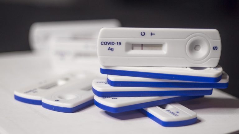 Prefeituras limitam testes de covid; SP tem estoque para apenas 15 dias Prefeituras limitam testes de covid; SP tem estoque para apenas 15 dias