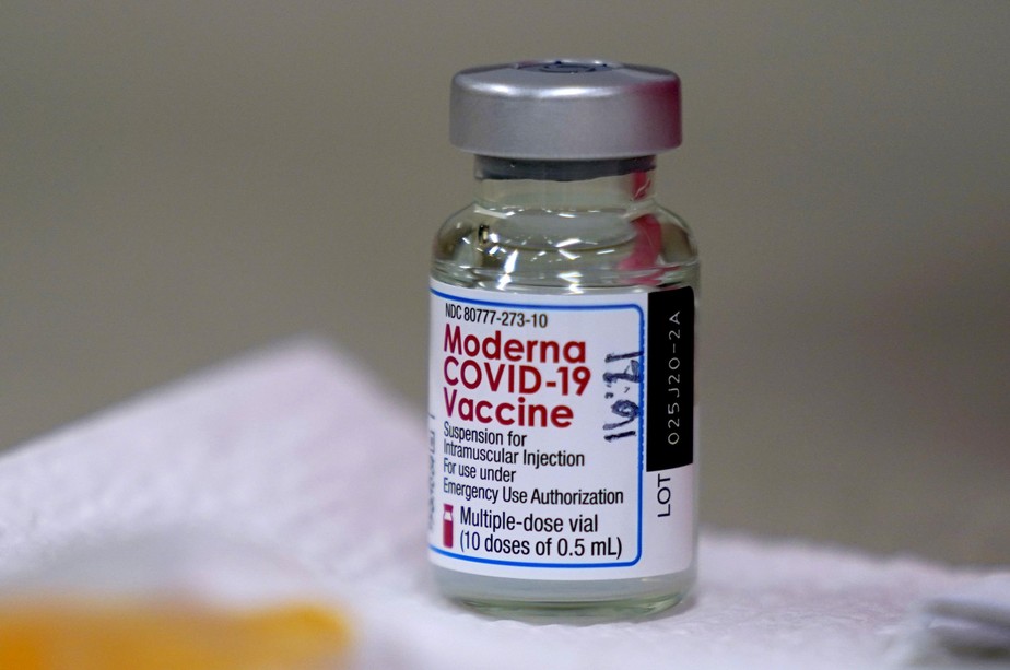Moderna prevê faturamento de R$ 128 bi este ano. Vacina de reforço eleva previsões