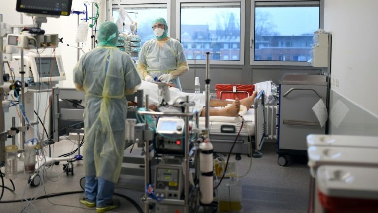 (Dez/2021) Atendimento a paciente com Covid na UTI do hospital universitário de Bochum, Alemanha - AFP/Arquivos