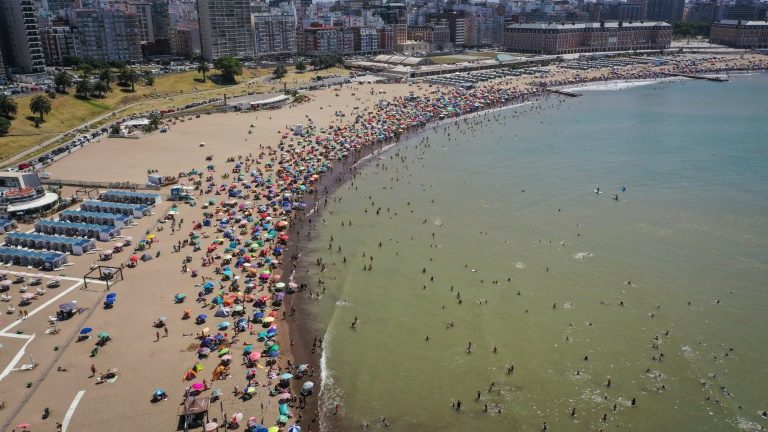 Turistas em uma praia em Mar del Plata, Argentina, em 11 de janeiro de 2022 - AFP