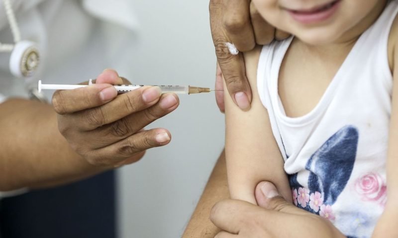 Vacina a crianças de 2 a 5 anos deve ter 3 doses e ainda vai demorar
