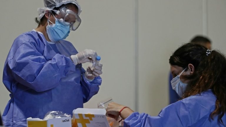 Estudo aponta altas taxas de ideias suicidas em profissionais de saúde da América Latina na pandemia Estudo aponta altas taxas de ideias suicidas em profissionais de saúde da América Latina na pandemia