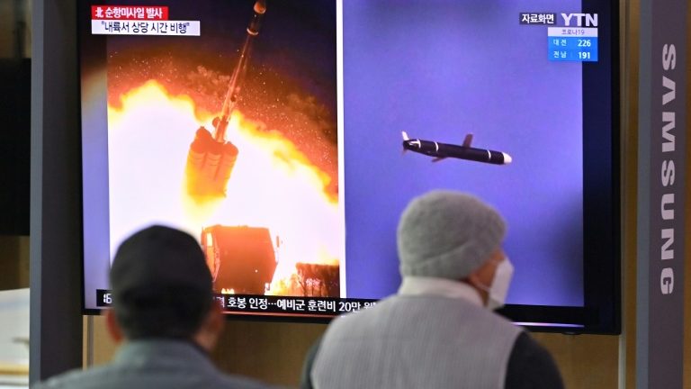 TV em Seúl exibe reportagem sobre o lançamento norte-coreano - AFP/Arquivos