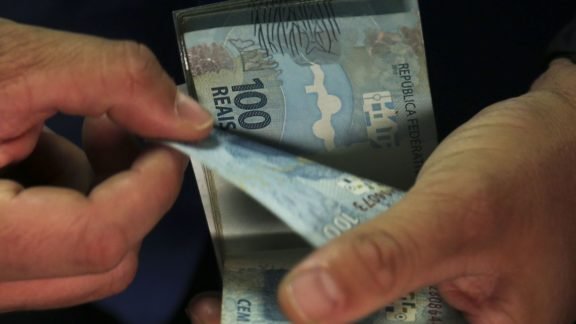 Salários ficaram mais um ano sem ganhos reais, apontam pesquisas Salários ficaram mais um ano sem ganhos reais, apontam pesquisas
