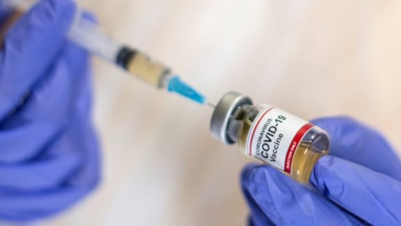 Inglaterra estende dose de reforço contra Covid-19 para jovens de 16 e 17 anos Inglaterra estende dose de reforço contra Covid-19 para jovens de 16 e 17 anos