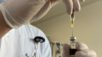 Enfermeira prepara vacina por adesivo contra Covid-19 durante estudo clínico em Lausanne, na Suíça