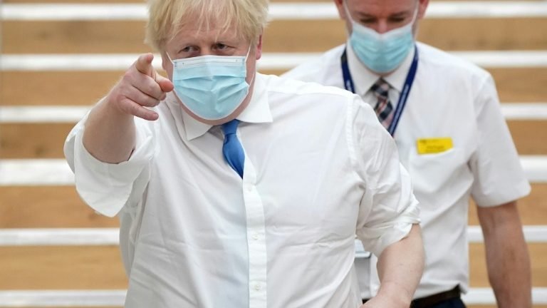 Boris Johnson vai eliminar restrições por covid apesar das críticas no Reino Unido Boris Johnson vai eliminar restrições por covid apesar das críticas no Reino Unido