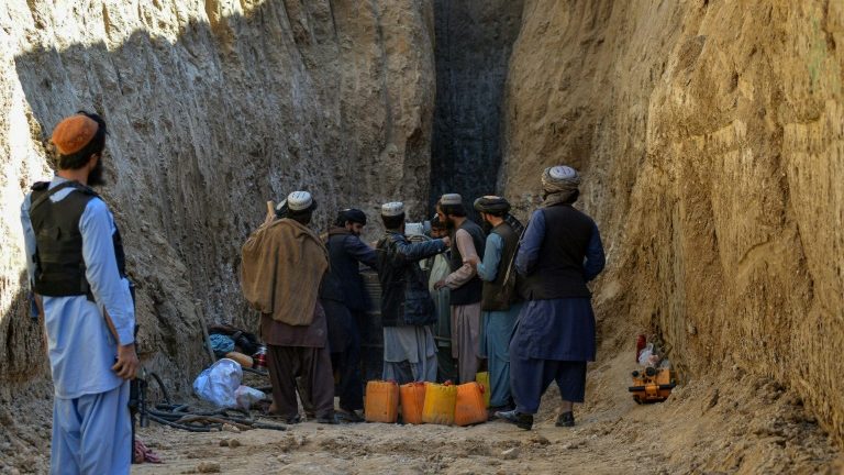 Menino preso durante três dias em poço no Afeganistão morre após resgate