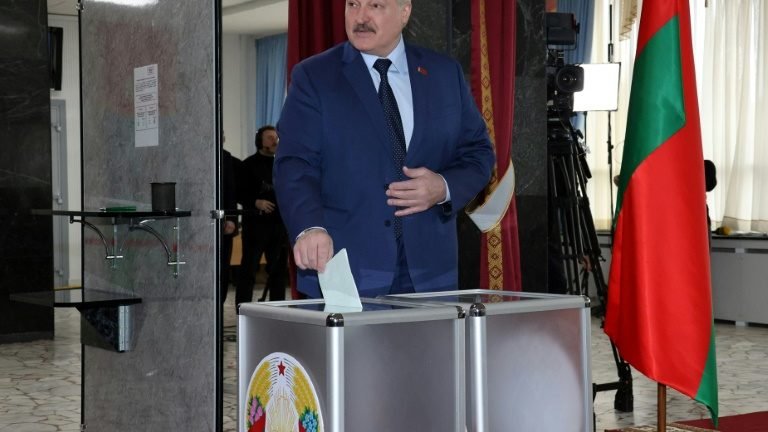Bielorrussos aprovam reformas que reforçam poderes de Lukashenko Bielorrussos aprovam reformas que reforçam poderes de Lukashenko