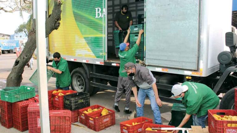 EM CASA Ajuda do poder publico com doaoi de alimentos tombém auxilia em crises como new