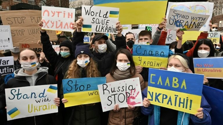 Países ocidentais punem oligarcas russos por guerra Países ocidentais punem oligarcas russos por guerra