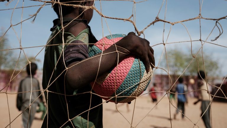 Meninos jogando futebol em um campo de deslocados na Somália, em 14 de fevereiro de 2022 - AFP