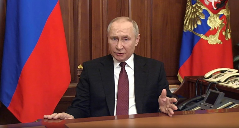 Reprodução de vídeo divulgada pelo site oficial da Presidência russa (www.kremlin.ru) mostra o presidente Vladimir Putin em discurso à nação no Kremlin, em Moscou, em 24 de fevereiro de 2022 - KREMLIN.RU/AFP