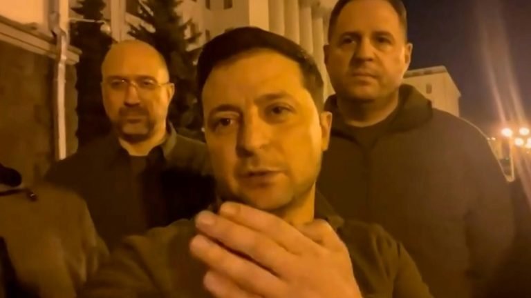 Volodimir Zelensky representa seu melhor papel como líder em tempos de guerra Volodimir Zelensky representa seu melhor papel como líder em tempos de guerra