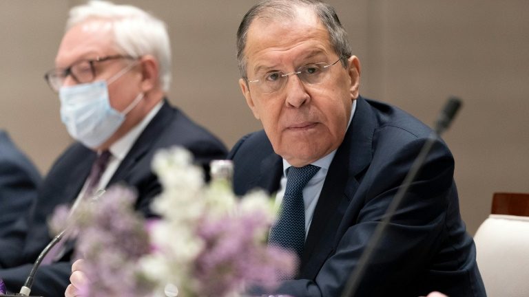 O ministro russo das Relações Exteriores, Serguei Lavrov, escuta o secretário de Estado americano, Antony Blinken, em 21 de janeiro de 2022, em Genebra - Pool/AFP
