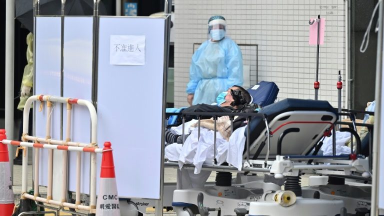 Os hopsitais de Hong Kong estão lotados a atendendo pacientes na rua - AFP