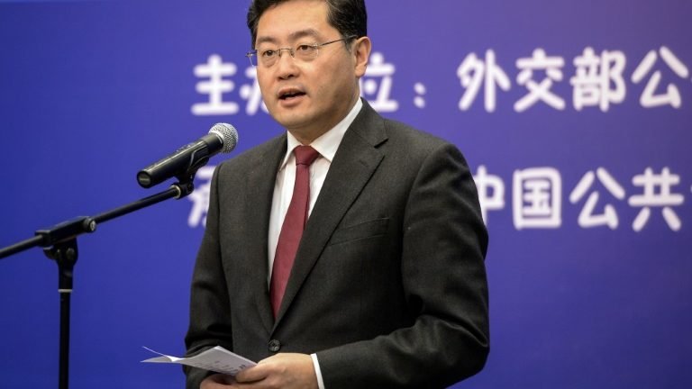 Diplomata chinês nega que Pequim tenha enviado armas à Rússia Diplomata chinês nega que Pequim tenha enviado armas à Rússia