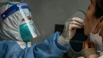Metade de Xangai em confinamento para conter foco de covid-19 Metade de Xangai em confinamento para conter foco de covid-19