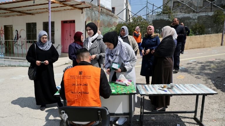 Palestinos votam para eleger municipalidades em exercício democrático raro Palestinos votam para eleger municipalidades em exercício democrático raro