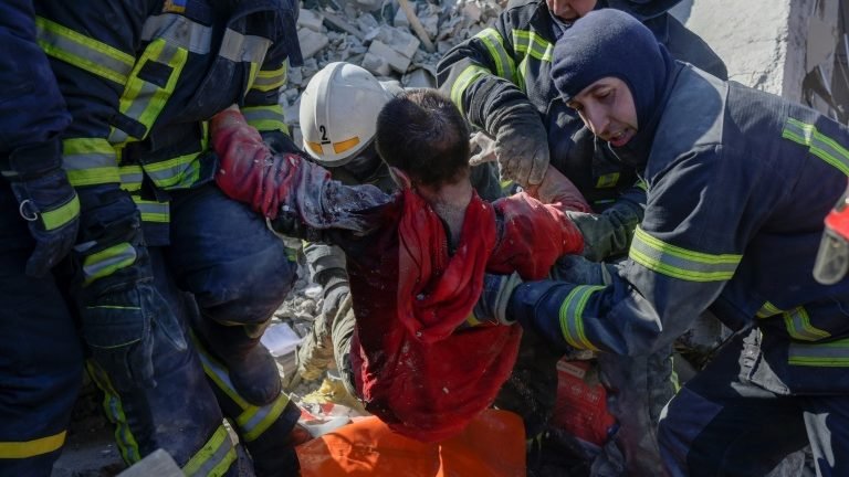 Dezenas de mortos em ataque a bomba russo em um quartel na cidade ucraniana de Mykolaiv Dezenas de mortos em ataque a bomba russo em um quartel na cidade ucraniana de Mykolaiv